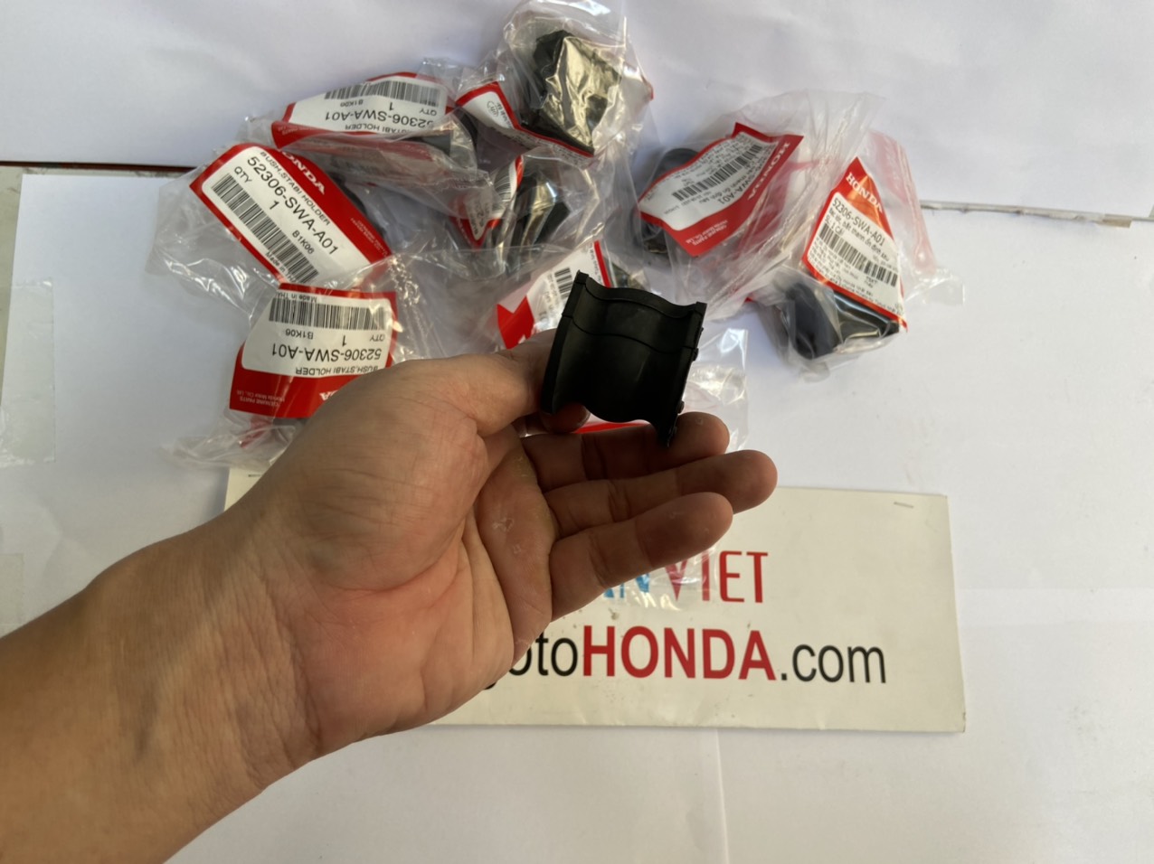 Cao su ốp cân bằng sau xe Honda CRV